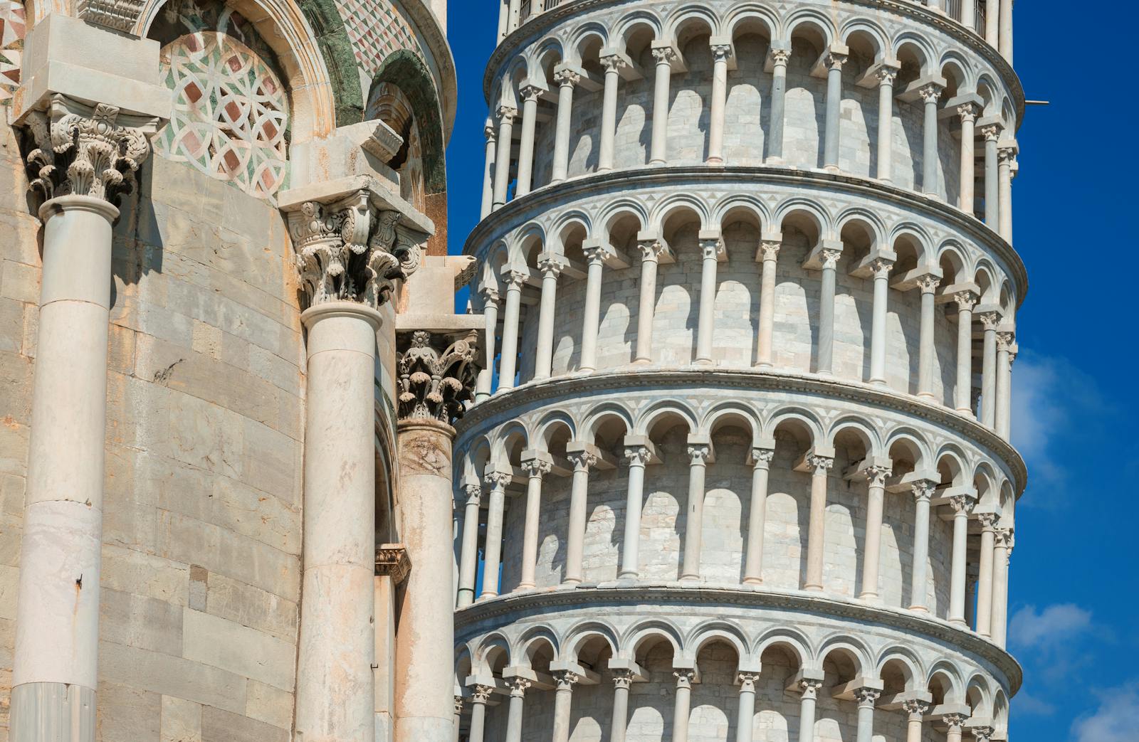 Vue rapprochée de la Tour de Pise sous un ciel bleu