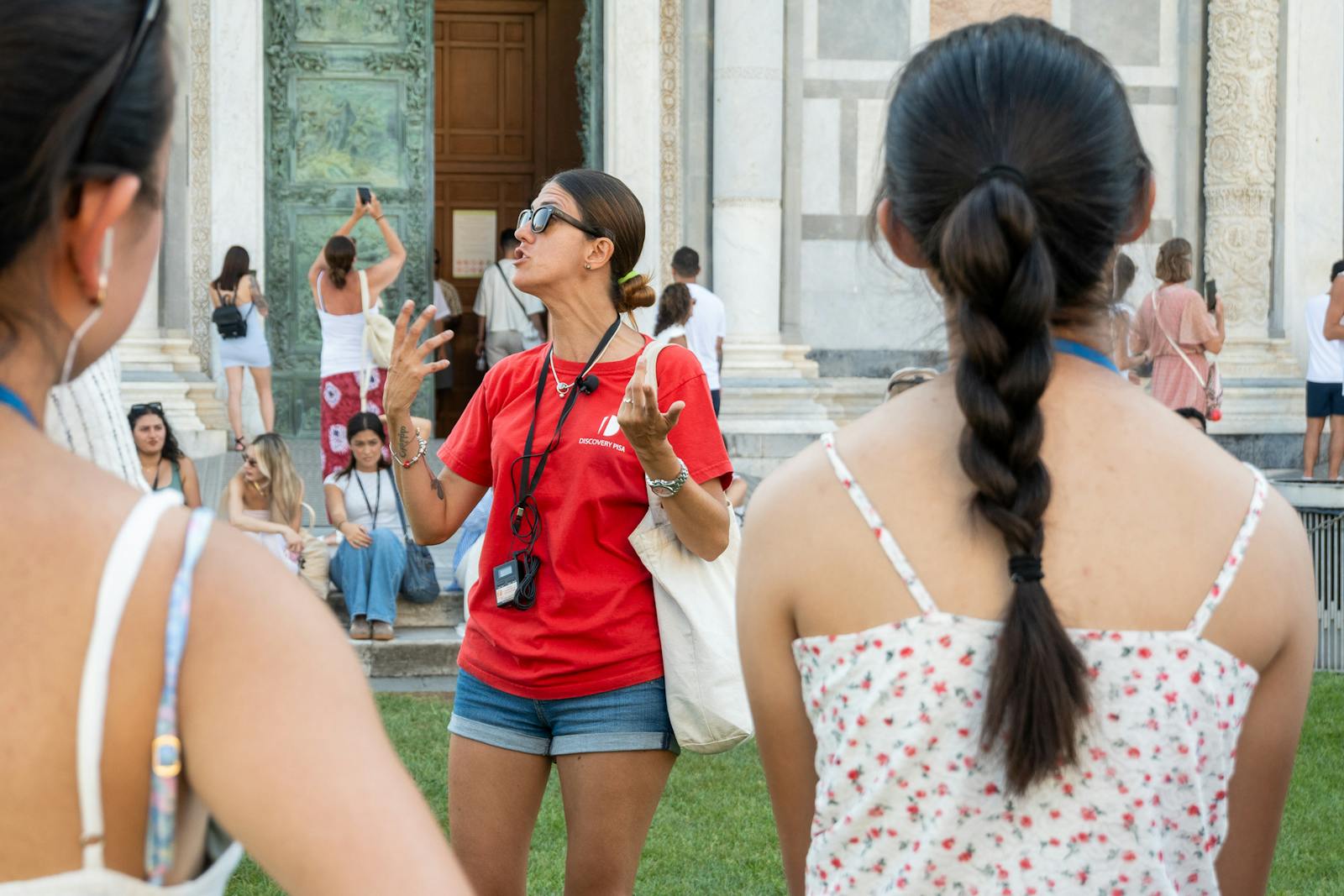 Guide touristique devant la Tour de Pise