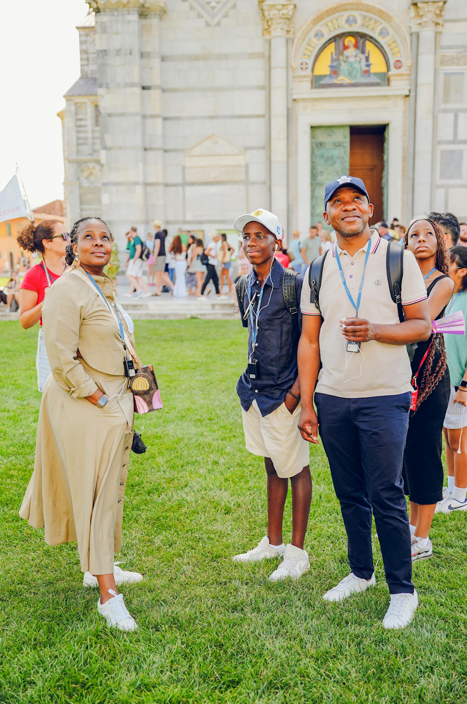 Visiteurs admirant la Tour de Pise sous un angle bas
