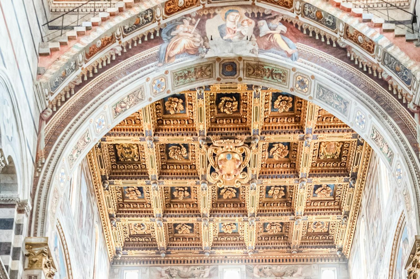 Vue intérieure du plafond doré de la Tour de Pise