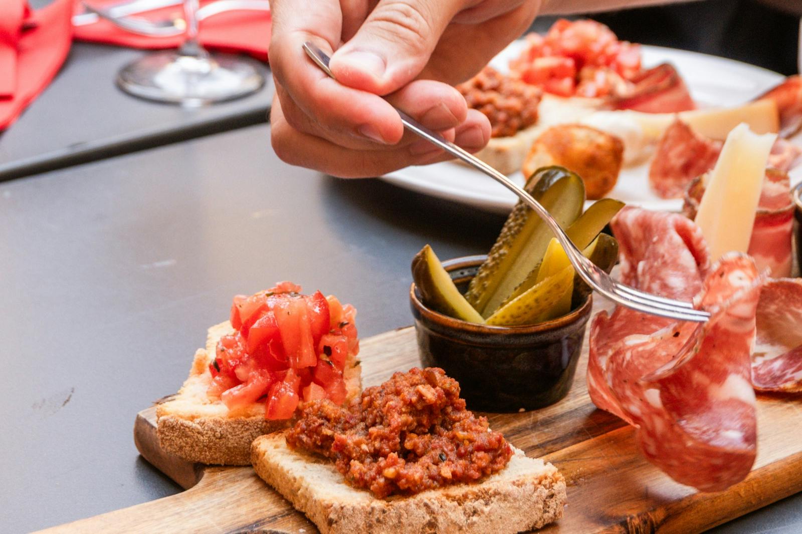 Vue rapprochée d'un plateau de charcuterie et tapas