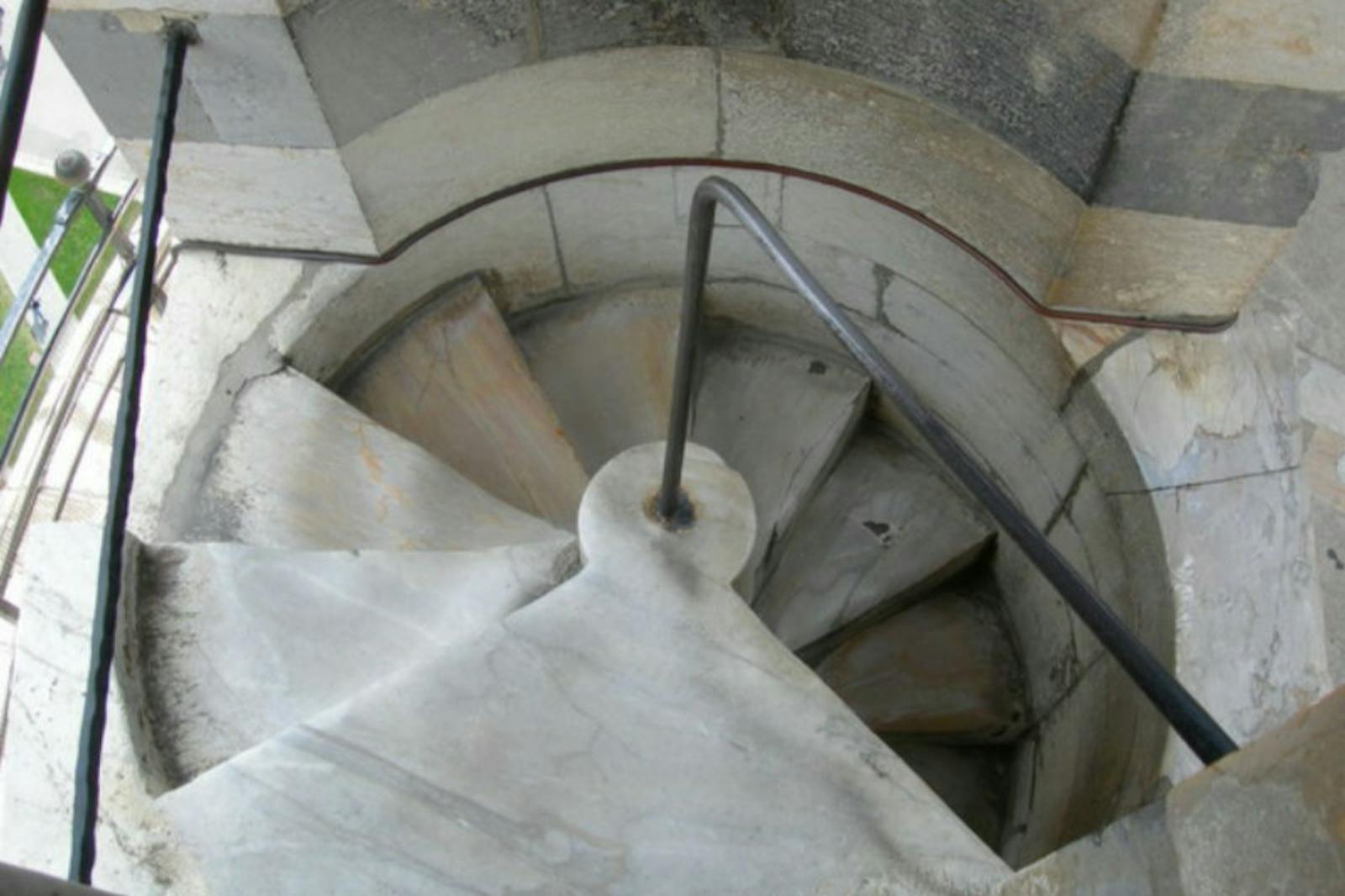 Vista dall'alto sulla scala interna della Torre di Pisa